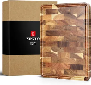 XINZUO Planche à Découper en Bois d'Acacia- Tranchoir Planchette Ustensile de Cuisine- Fabriquée à la Main en Bois End Grain- avec Pieds Antidérapants, Poignées Latérales et Rainure pour le Jus