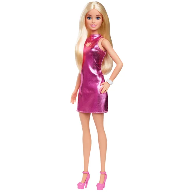 Barbie Fashionistas Poupée avec cheveux blonds, portant une mini-robe rose métallique avec cœur ajouré, un bracelet blanc et des talons, HYT88