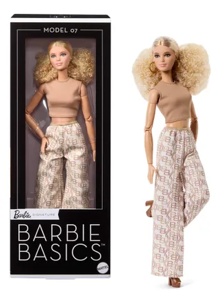 Barbie Basics Poupée Signature Collection Neutre Modèle 07, Cheveux blonds, Pantalon imprimé Blanc et Top Beige, Corps articulé Made-to-Move, idée Cadeau de fête des mères JJX26